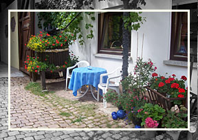 Ferienwohnung - Sitzplatz im Innenhof