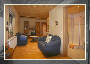 Ferienwohnung - Wohnraum und Badezimmer
