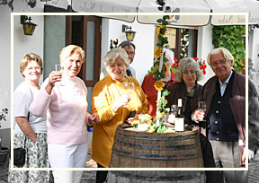 Weinprobe im romantischen Innenhof